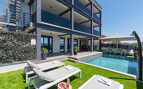 Villa Twins